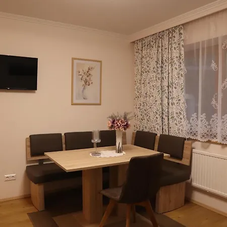 Landhaus-appartements Warraich